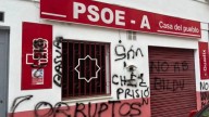 Denuncian pintadas xenófobas e insultantes en la sede del PSOE de Guadix