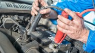 ¿Qué significan los cables rojo y negro que se usan para iniciar un carro y qué pasa si se conectan mal?