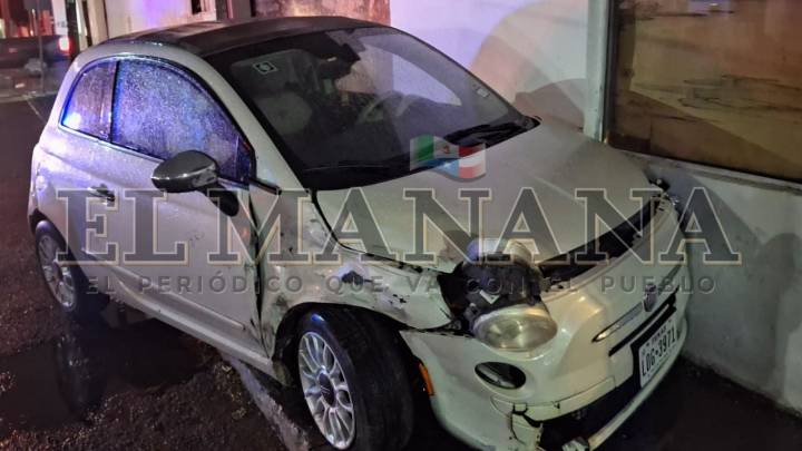 Aparatoso choque en pleno centro de Nuevo Laredo: auto Fiat destrozado y un herido