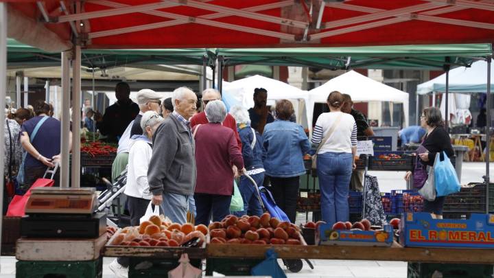 Las fotos del regreso del mercado a la Plaza Mayor tras 11 meses de destierro en San Pedro