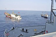 China acusa a un barco filipino de chocar contra su guardia costera y responde disparando cañones de agua