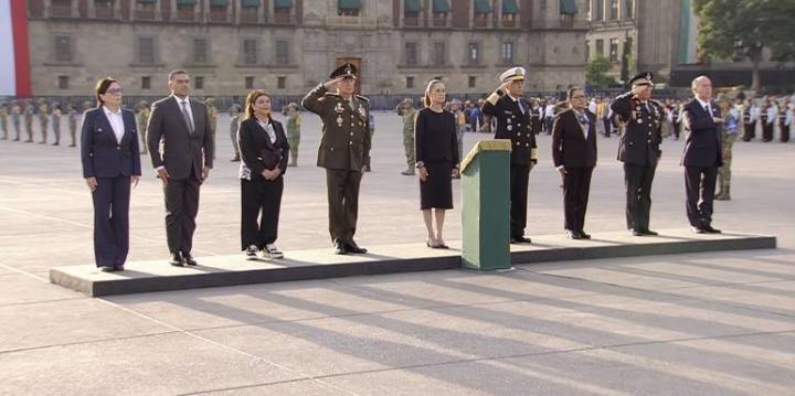 Sheinbaum iza bandera en memoria de víctimas de sismos de 1985 y 2017