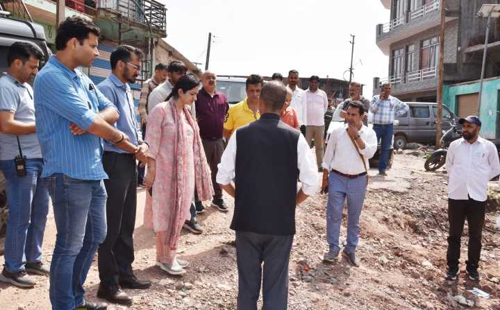 DC Udhampur conducts extensive tour of Panchari, interacts with flood