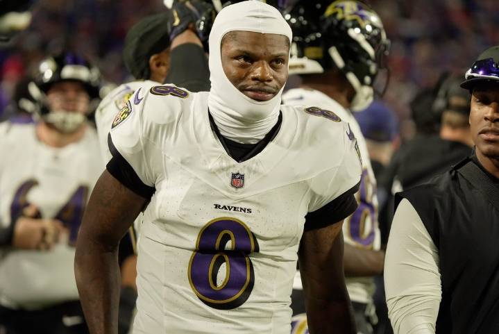 Deadspin | Ravens QB Lamar Jackson retaliates against fan for helmet slap