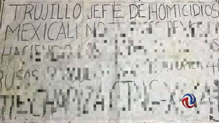Cuelgan mantas con amenazas a un mando de la FGE en Mexicali