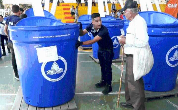 Entregan 5.000 tanques de agua a familias de Boyacá y Cundinamarca