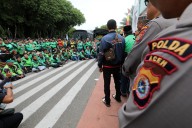 Las autoridades indonesias destituyen a un policía por la muerte de un manifestante