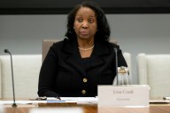 Una jueza bloquea temporalmente el intento de Trump de destituir a una gobernadora de la Fed