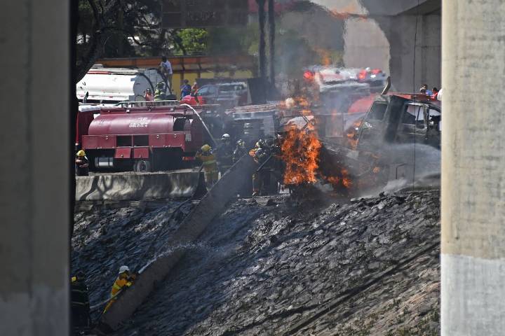 Sube a seis la cifra de muertos por explosión de camión de gas en México