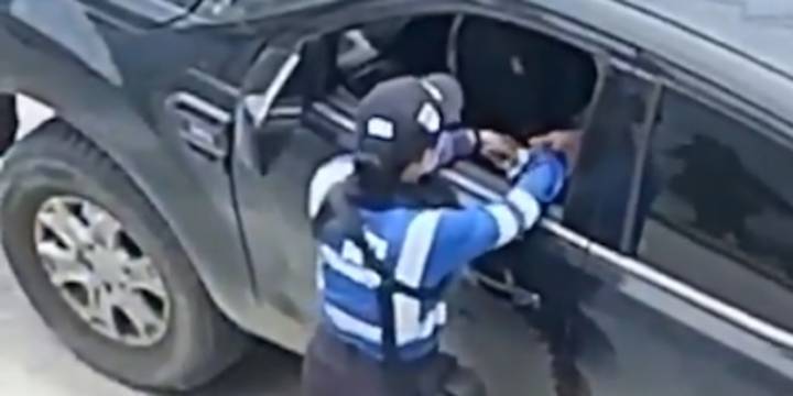 Agente de tránsito fue captada mientras recibía un soborno en carretera del Huila