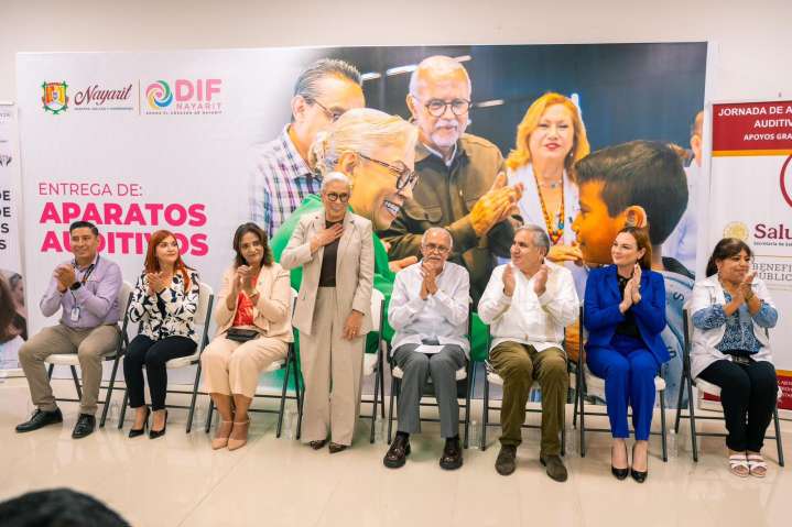 Dra. Beatriz Estrada y MANQ entregan aparatos auditivos