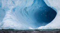 Un Enigma Oscuro en el Hielo: El Objeto de la Antártida que Cautiva las Redes