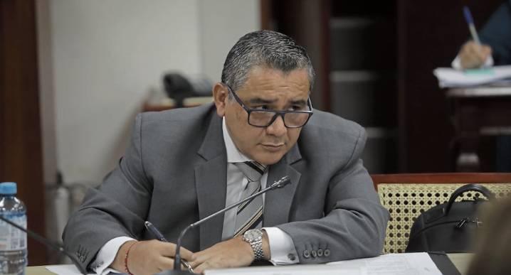 Buscan votos para botar a Juan Santiváñez con moción de censura