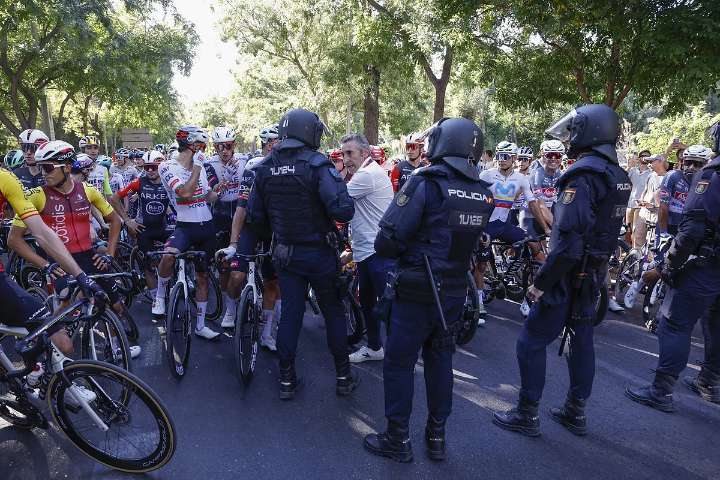 Vuelta a España: Histórica cancelación de la última etapa de la Vuelta después de que las protestas propalestinas bloquearan al pelotón en Madrid