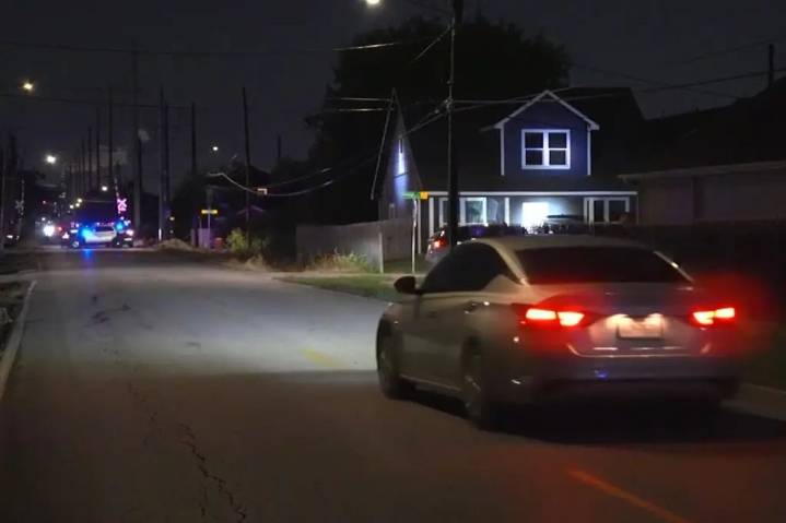 Niño de 11 años juega a tocar timbres en Texas; muere baleado y no hay detenidos
