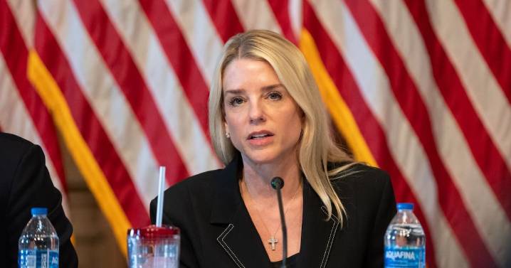 Bondi declara ‘nueva era de violencia política’ y despliega agentes a instalaciones ICE