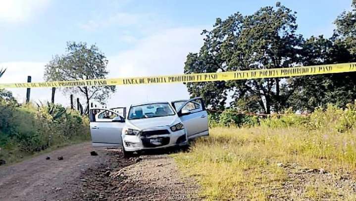 Abandonan automóvil con 4 cuerpos en Temoaya