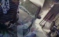 ¡Casi termina en tragedia! Mujer estrelló su auto contra barbería en La Molina