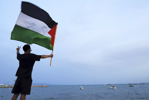 Grupo activista dice que un dron atacó un barco de ayuda a Gaza en Túnez. Las autoridades lo niegan