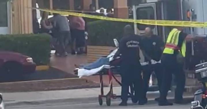 Discusión dentro de un auto en Hialeah termina con apuñalamientos y violento accidente