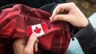 Algunos viajeros estadounidenses están "suplantando banderas" y los canadienses están furiosos