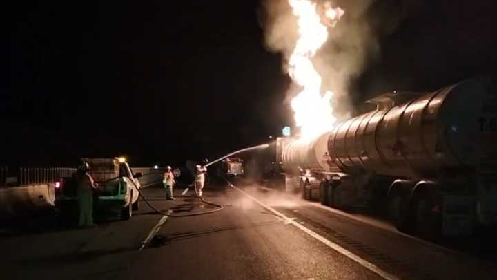 Incendio de Pipa Causa Cierre Vial en Autopista del Sur de Veracruz