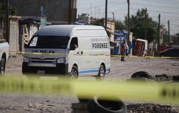 Sicarios llegan en camioneta y ejecutan a hombre en Senda Real