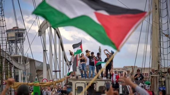 La flotilla que llevará ayuda humanitaria a Gaza sale de Barcelona en un intento de romper el bloqueo israelí al enclave