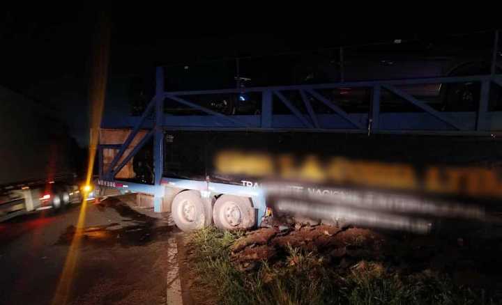 Un camión cargado con vehículos se despistó en la ruta 5, cerca de Catriló