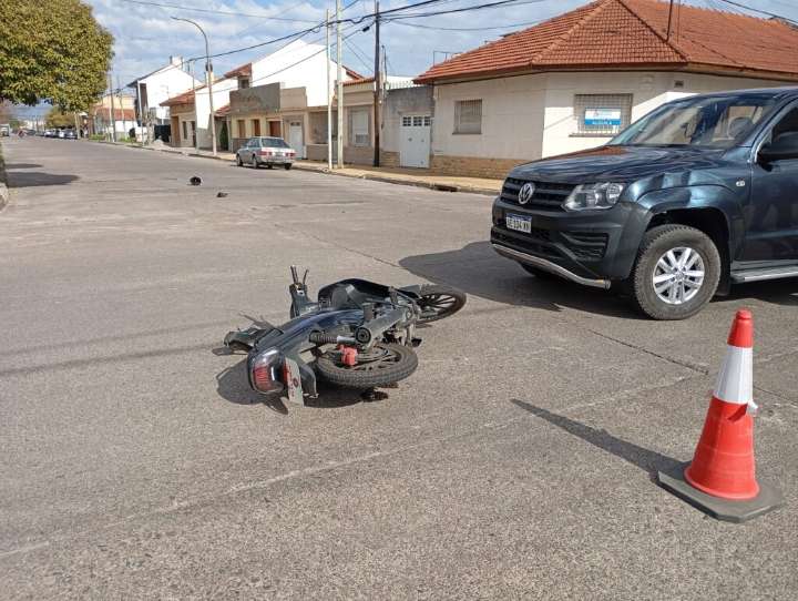 Dos jóvenes heridos tras un choque entre moto y camioneta en San Vicente