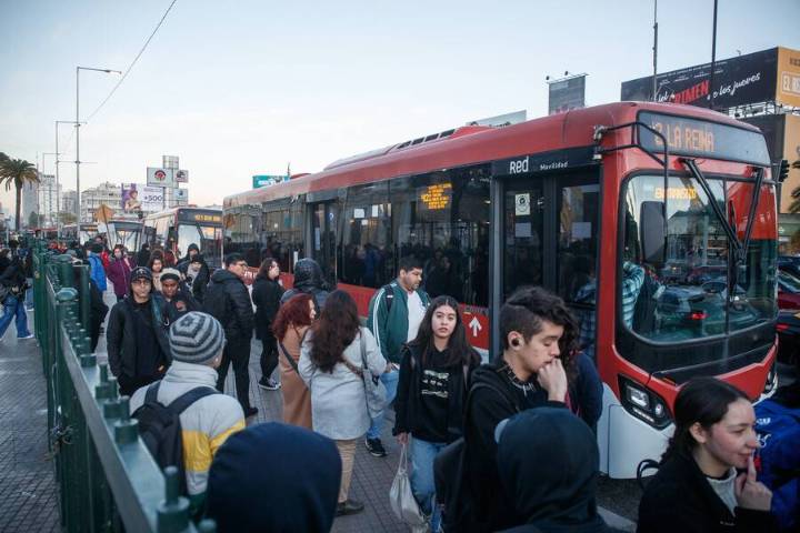 Metro de Santiago normaliza servicio en Línea 1 tras una hora: cientos de personas quedaron varadas