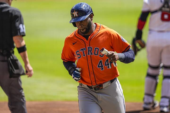 Deadspin | Astros' Yordan Alvarez leaves Rangers game with left leg injury