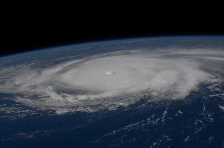 Huracán Humberto alcanza categoría 4 en el Atlántico y se aleja de Florida, pero amenaza a Bermudas