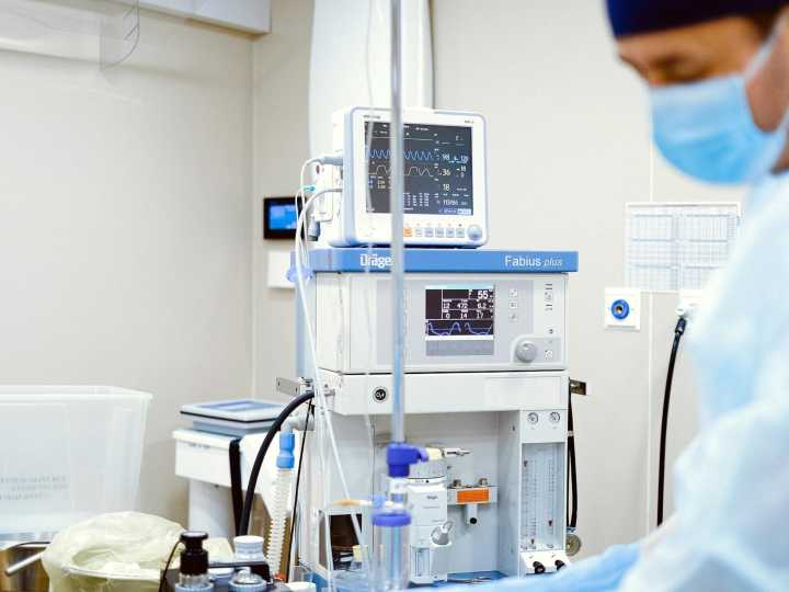 Escándalo en un quirófano: un médico y una enfermera tuvieron sexo después de anestesiar a un paciente