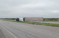 Vuelca tráiler con amoniaco y cierran carretera 57 en Sabinas