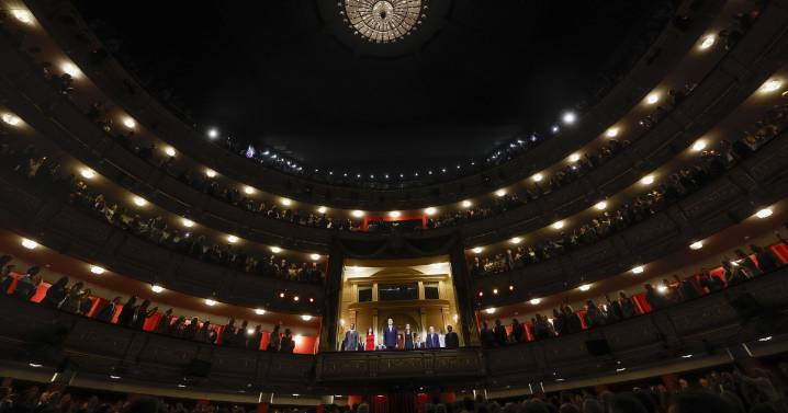 Los Reyes ceden el Palco del Teatro Real a representantes de la sociedad civil