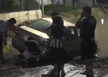 Fuertes lluvias dejan vehículos atrapados en zanjas en Guadalupe