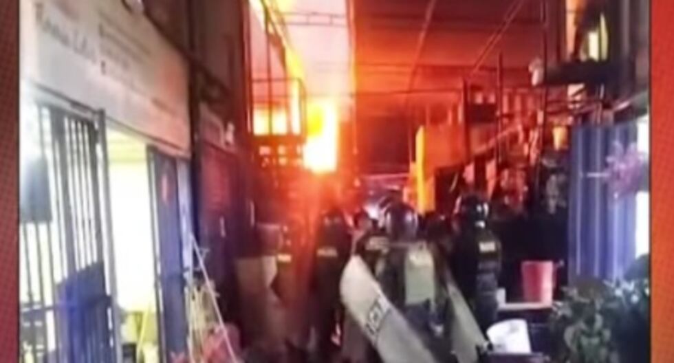 Rímac: incendio consumió locales del mercado Uniflor en medio de desalojo 