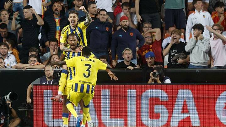 El Oviedo remonta en Mestalla con dos minutos mágicos y sale del descenso