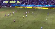 Puebla intenta, tiro de afuera del área que se va por un lado. 