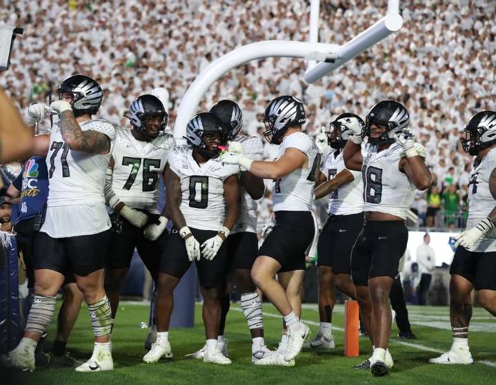Deadspin | No. 6 Oregon overcomes No. 3 Penn State's 'White Out' in double OT