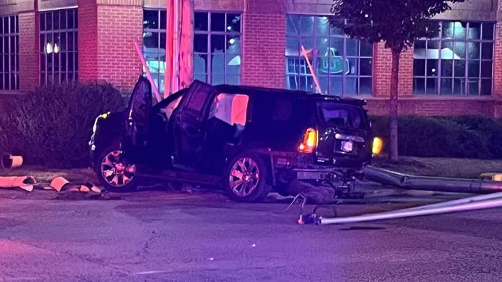 1 dead after early morning crash in downtown Indianapolis