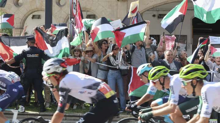 La Vuelta recorta la última etapa del domingo en Madrid