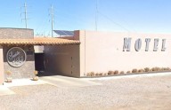 Localizan a hombre sin vida y a una mujer inconsciente en motel