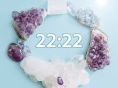 El significado de ver la hora 22:22, según la numerología