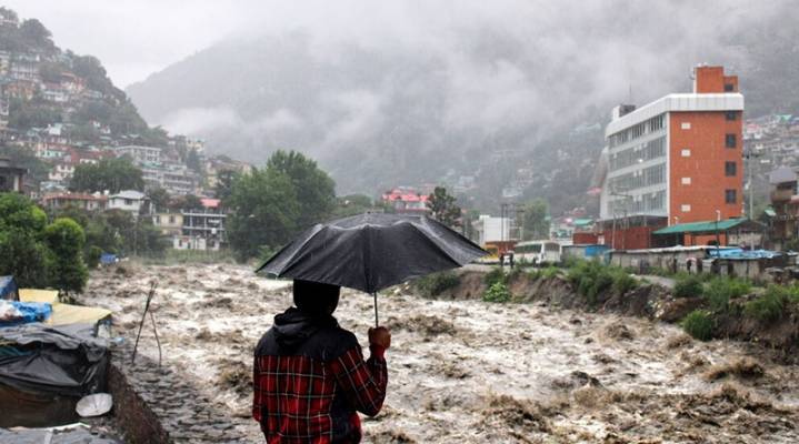 Desgarradoras inundaciones en India dejan un saldo de más de 90 muertos y miles de desplazados