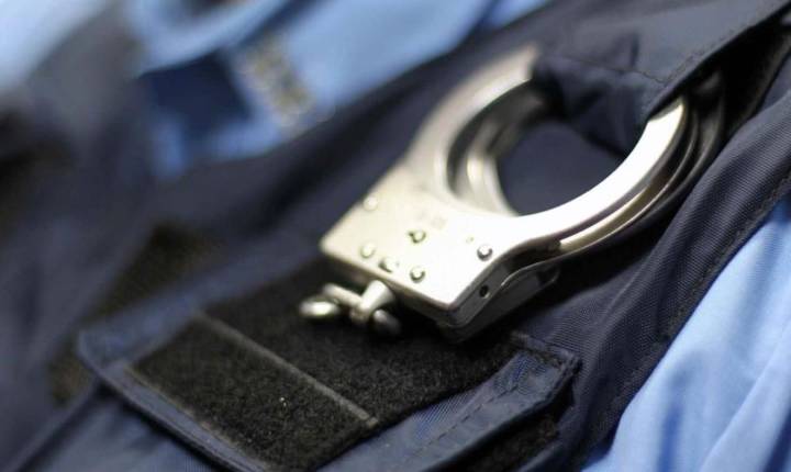 Arrestan a dos hombres tras asalto en gasolinera de Levittown