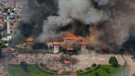 Manifestantes incendiaron el Parlamento y casas de políticos en Nepal tras la renuncia del primer ministro