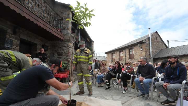 Emotivo homenaje a Nacho Rumbao, el bombero forestal fallecido este verano en el incendio de Yeres