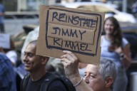 Protestan por la libertad de expresión en Hollywood tras retiro del show de Jimmy Kimmel